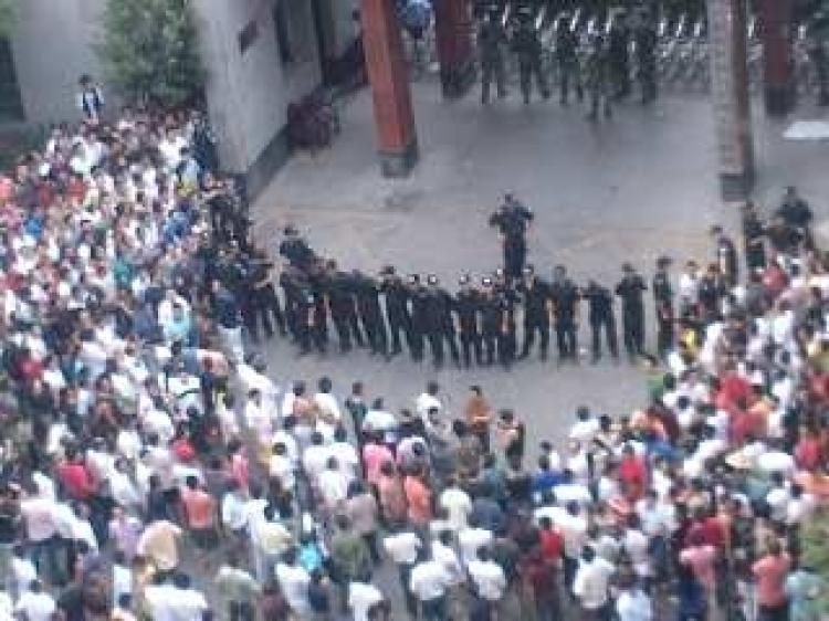 Police form a wall to block up protesting people in front of Xianxi Sub-prefecture Government on September 24. (Internet photo)