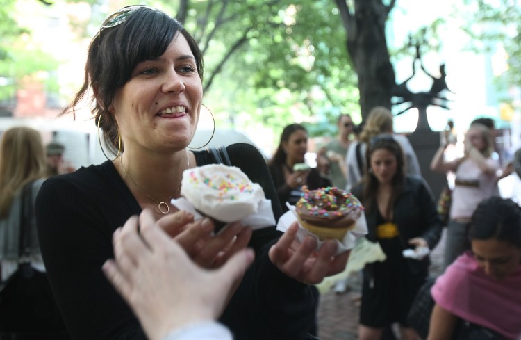 Participant Lisbeth Hariksen from Norway holds cupcakes from the Magnolia Bakery during a television show theme tour in 2008 in New York City. The bakery had been used in the show being featured in the tour. (Mario Tama/Getty Images)