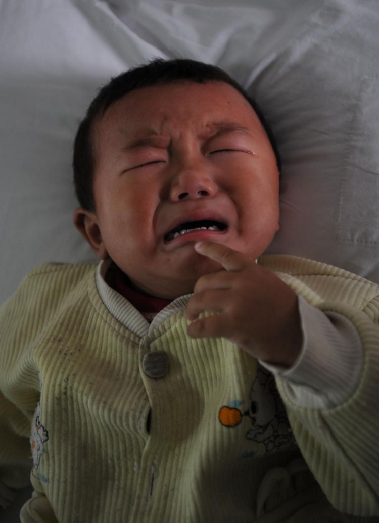 Tian Yaowen, 15 months old, suffering with kidney stones at Tongji Hospital in Wuhan, China. (China Photos/Getty Images) Tian Yaowen, 15 months old, suffering with kidney stones at Tongji Hospital in Wuhan, China. (China Photos/Getty Images)