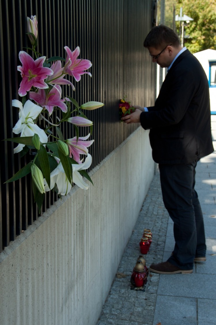 Tomasz Szypula, a Warsaw resident hangs a bouquet on a fence outside of the U.S. Embassy in the Polish capital, on Sunday. (Tom Ozimek/The Epoch Times) Tomasz Szypula, a Warsaw resident hangs a bouquet on a fence outside of the U.S. Embassy in the Polish capital, on Sunday. (Tom Ozimek/The Epoch Times)