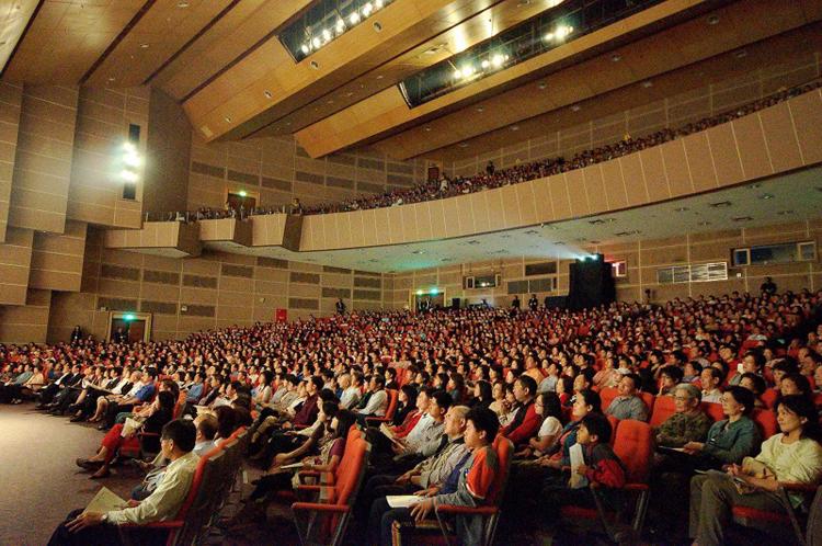 Shen Yun Performing Arts premiere in Kaohsiung on March 13, 2009 (Luo Ruixun/The Epoch Times) Shen Yun Performing Arts premiere in Kaohsiung on March 13, 2009 (Luo Ruixun/The Epoch Times)