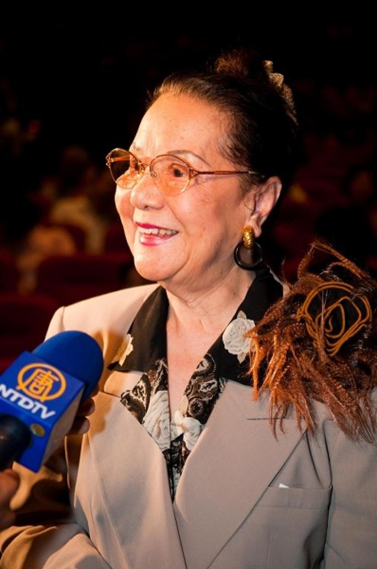 Ms. Li Caie, Taiwan National Treasure, was amazed by the flawless performance of Shen Yun. (Ruixion Luo/The Epoch Times) Ms. Li Caie, Taiwan National Treasure, was amazed by the flawless performance of Shen Yun. (Ruixion Luo/The Epoch Times)