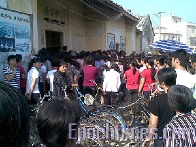 Over 2,000 residents from Paibian Village, Guangdong Province, protest in front of the Putian Town Hall the morning of Oct. 22 for the release of village activists arrested earlier that morning. (The Epoch Times) Over 2,000 residents from Paibian Village, Guangdong Province, protest in front of the Putian Town Hall the morning of Oct. 22 for the release of village activists arrested earlier that morning. (The Epoch Times)
