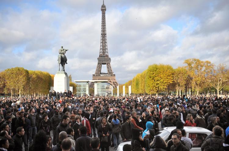 MISSED MONEY: People gather near the Eiffel Tower, waiting for French marketing company Mailorama hostesses to deliver envelopes of cash (a total of 5,000 envelopes containing between 5 to 500 euros each), on November 14, in Paris, as part of a French mar (Lionel Bonaventure/AFP/Getty Images) MISSED MONEY: People gather near the Eiffel Tower, waiting for French marketing company Mailorama hostesses to deliver envelopes of cash (a total of 5,000 envelopes containing between 5 to 500 euros each), on November 14, in Paris, as part of a French mar (Lionel Bonaventure/AFP/Getty Images)