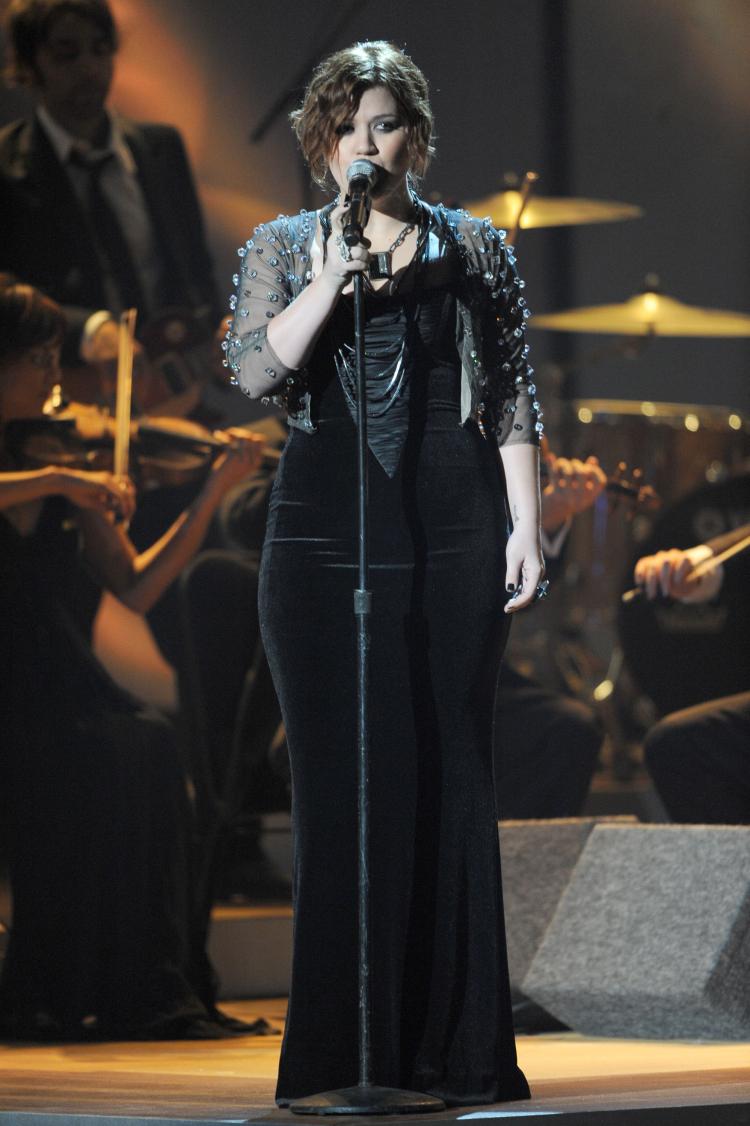 Kelly Clarkson performs at the 2009 American Music Awards at Nokia Theatre L.A. Live in California. (Kevork Djansezian/Getty Images) Kelly Clarkson performs at the 2009 American Music Awards at Nokia Theatre L.A. Live in California. (Kevork Djansezian/Getty Images)