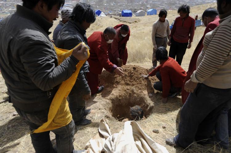 Tibetan Buddhist monks and civilians bury an earthquake victim on a hillside in Jiegu, Yushu county. ( Liu Jin/AFP/Getty Images) Tibetan Buddhist monks and civilians bury an earthquake victim on a hillside in Jiegu, Yushu county. ( Liu Jin/AFP/Getty Images)