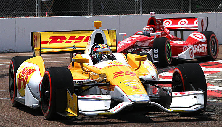 2012 champ Ryan Hunter Reay leads Scott Dixon through the streets of St. Petersburg, Fla. during the 2012 IndyCar season opener. IndyCar could be racing in Italy in 2013. (James Fish/The Epoch Times)