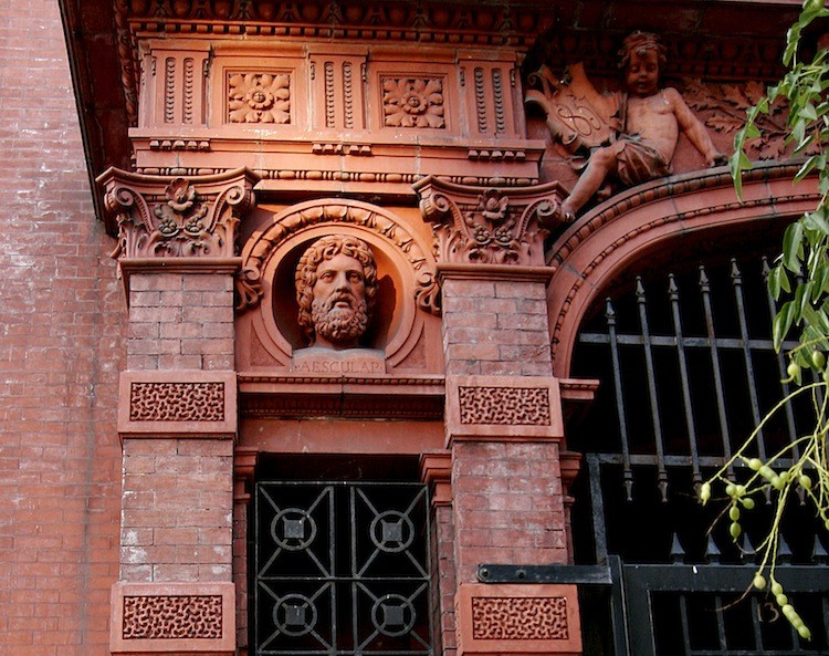 A detail of the facade of the Stuyvesant Polyclinic at 137 Second Avenue shows a bust of Asclepius, the Greek god of medicine. (Tim McDevitt/The Epoch Times) A detail of the facade of the Stuyvesant Polyclinic at 137 Second Avenue shows a bust of Asclepius, the Greek god of medicine. (Tim McDevitt/The Epoch Times)