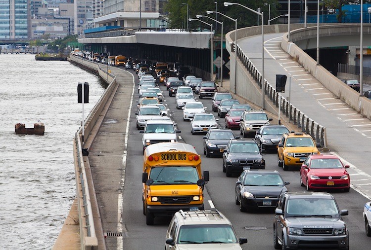Cars drive on the Franklin Delano Roosevelt Highway near 51st street on Wednesday. (Amal Chen/The Epoch Times) Cars drive on the Franklin Delano Roosevelt Highway near 51st street on Wednesday. (Amal Chen/The Epoch Times)