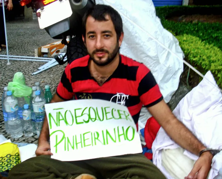 Brazilian activist Pedro Rios Leao stages a hunger strike in front of Globo TV Network on to force the media to report on police brutality during the forced eviction of the Pinheirinho slum in in Sao Jose dos Campos, Sao Paulo state on Feb. 1. (Bruno Menezes/Epoch Times)