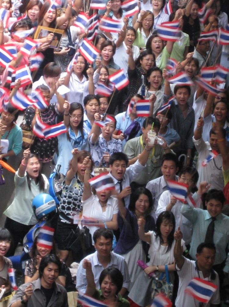 COUNTERPROTEST: Office workers on their lunchbreak wave Thai national flags in a pro-government rally in Bangkok's Silom Road which is under threat from being occupied by anti-government red shirt protesters.(James Burke/The Epoch Times ) COUNTERPROTEST: Office workers on their lunchbreak wave Thai national flags in a pro-government rally in Bangkok's Silom Road which is under threat from being occupied by anti-government red shirt protesters.(James Burke/The Epoch Times )