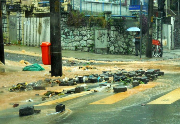 Citizens in Rio de Janeiro were caught off guard by a storm in the late afternoon yesterday. (Vinicius Santiago/Epoch Times)