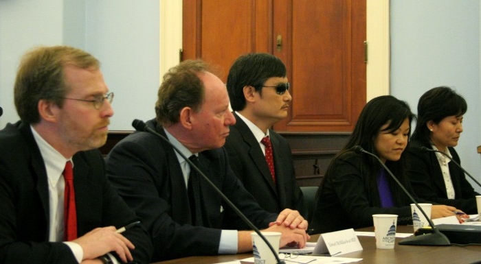 China’s blind human rights activist Chen Guangcheng and Geng He, the wife of human rights lawyer Gao Zhisheng, discuss the challenges of living in a repressive China. (L to R) David Kramer, Freedom House; Edward McMillan-Scott, vice president of the European Parliament; Chen; translator; and Geng He. (Gary Feuerberg/ The Epoch Times)