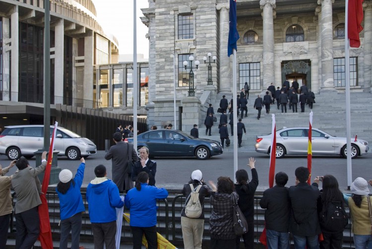 Falun Gong protesters asked to take banners down. The official Chinese delegation mounts the steps of Parliament, Wellington. (Epoch Times) Falun Gong protesters asked to take banners down. The official Chinese delegation mounts the steps of Parliament, Wellington. (Epoch Times)