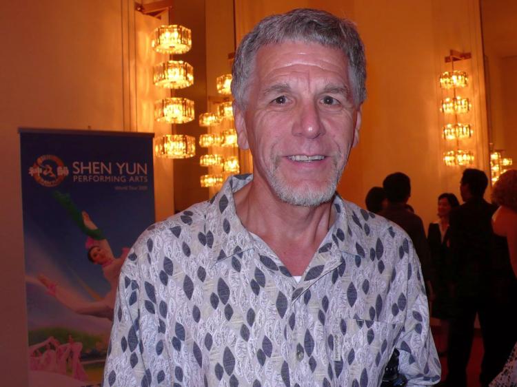 Mr. Hordan, a mental health professional, and his friend Ms. Liu were among the delighted audience who saw Shen Yun. (The Epoch Times)