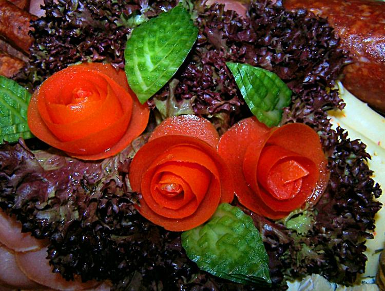 A hearty Sausage Platter garnished with decorative tomato roses (Verena N./pixelio.de) A hearty Sausage Platter garnished with decorative tomato roses (Verena N./pixelio.de)