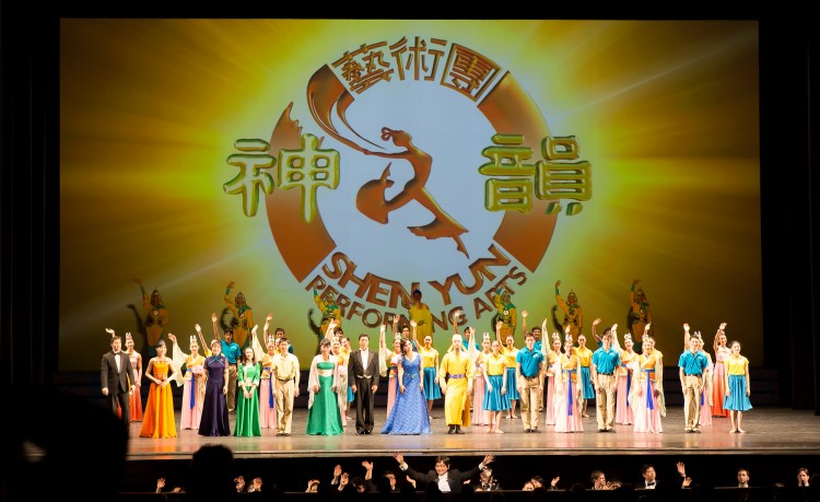 Curtain+Call_013013+Lisa+Fan_DJY Shen Yun Performance at the Kennedy Center in Washington, D.C. on Jan. 30. (Lisa Fan/The Epoch Times)