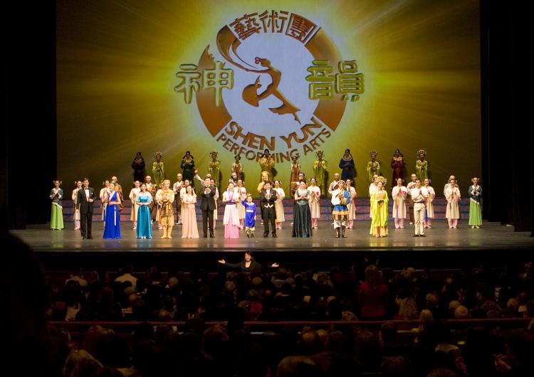 Curtain call on Tuesday evening at Hamilton Place.  (Lisa Fan/The Epoch Times)