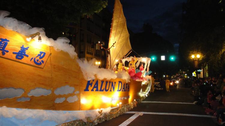 The Falun Dafa (Falun Gong) float, which judges called it 'larger than life,' in the Portland 2010 Starlight parade, won Best Illumination Award in a float category. (Shanjian Li/The Epoch Times) The Falun Dafa (Falun Gong) float, which judges called it 'larger than life,' in the Portland 2010 Starlight parade, won Best Illumination Award in a float category. (Shanjian Li/The Epoch Times)