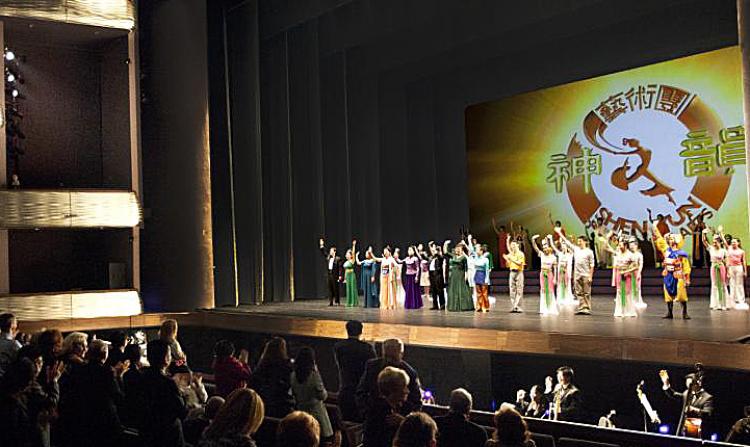 Curtain call at the launch of Shen Yun's 2011 World Tour. (Edward Dai/The Epoch Times) Curtain call at the launch of Shen Yun's 2011 World Tour. (Edward Dai/The Epoch Times)