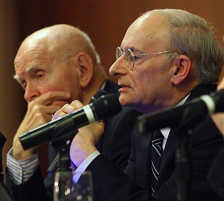 WEIGHTY FINDINGS: David Matas addresses the New York University School of Law's Lipton Hall about the findings of his report, as professor Jerome Cohen looks on. (Gary Du/The Epoch Times) WEIGHTY FINDINGS: David Matas addresses the New York University School of Law's Lipton Hall about the findings of his report, as professor Jerome Cohen looks on. (Gary Du/The Epoch Times)