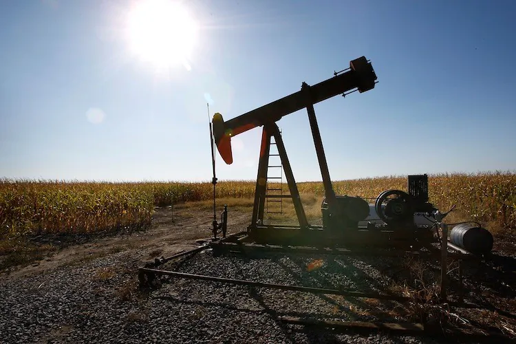 An oil well sits in the middle of a corn field in Illinois, a top ethanol-producing state, in this file photo. (Scott Olson/Getty Images)
