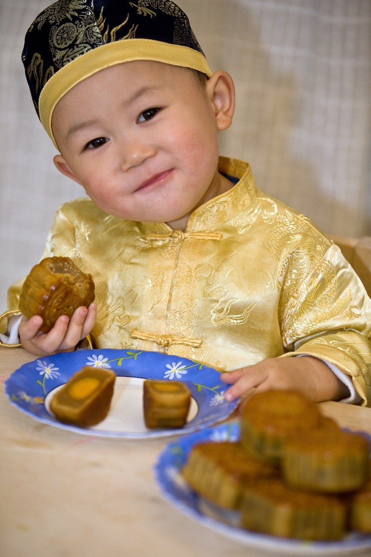A 3-year-old boy enjoying moon cakes. (Jason Wang/The Epoch Times) A 3-year-old boy enjoying moon cakes. (Jason Wang/The Epoch Times)