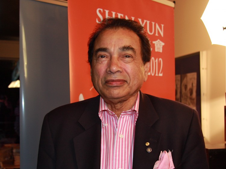 EricWeinman-Mary Eric Weinman attends Shen Yun