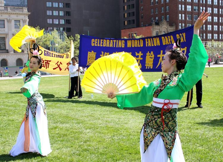 Falun Gong practitioners celebrate Falun Dafa Day on Parliament Hill in Ottawa in May 2009. (Samira Bouaou/Epoch Times) Falun Gong practitioners celebrate Falun Dafa Day on Parliament Hill in Ottawa in May 2009. (Samira Bouaou/Epoch Times)