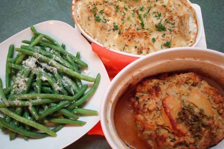 Apple stuffed roast pork, creamy Boursin scalloped potatoes, and crispy green beans. (Sandra Shields/The Epoch Times) Apple stuffed roast pork, creamy Boursin scalloped potatoes, and crispy green beans. (Sandra Shields/The Epoch Times)