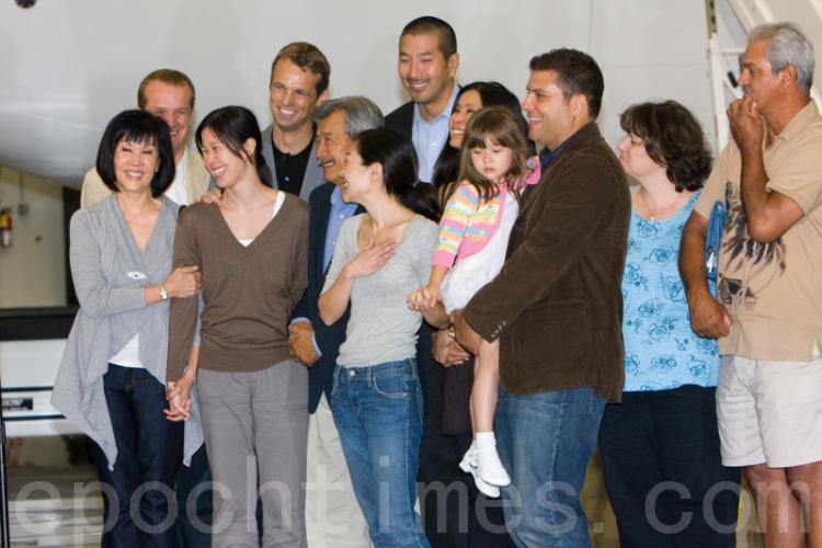 Laura Ling (front row, second from the left) and Euna Lee (front row, fourth from left) with their families at the Burbank Airport on Aug. 5. (Deborah Chang /The Epoch Times) Laura Ling (front row, second from the left) and Euna Lee (front row, fourth from left) with their families at the Burbank Airport on Aug. 5. (Deborah Chang /The Epoch Times)