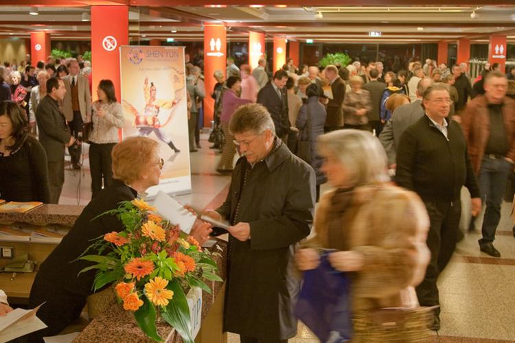 The foyer of Frankfurt's Jahrhunderthalle, the venue for the DPA show, was buzzing with people just before the opening show was about to begin. (Jason Wang/The Epoch Times) The foyer of Frankfurt's Jahrhunderthalle, the venue for the DPA show, was buzzing with people just before the opening show was about to begin. (Jason Wang/The Epoch Times)