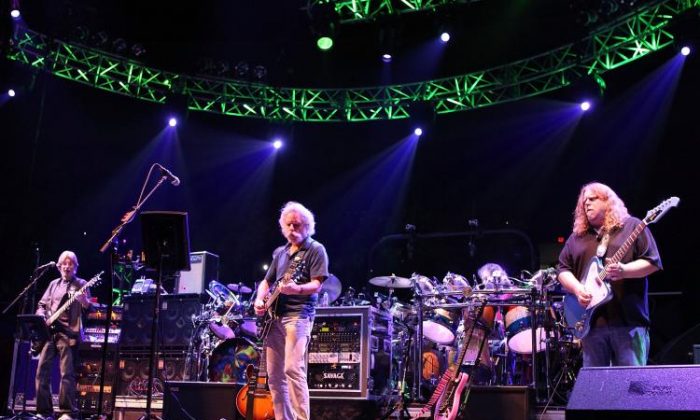 Phil Lesh, Grateful Dead Co-Founding Bassist, Has Died at 84