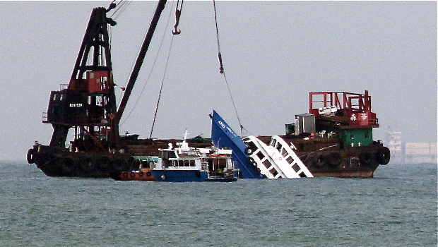 Hong_Kong_ferry_153216162_620x350 bow of the Lamma IV vessel