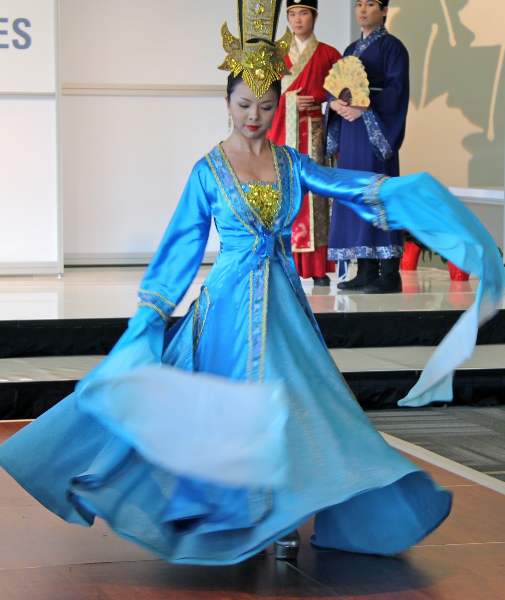 A model dances in a typical Tang Dynasty dance costume, with long flowing sleeves to accentuate the dance movements, at the Han Couture Fashion Show in Ottawa on Nov. 17, 2012. (Pam McLennan/The Epoch Times)