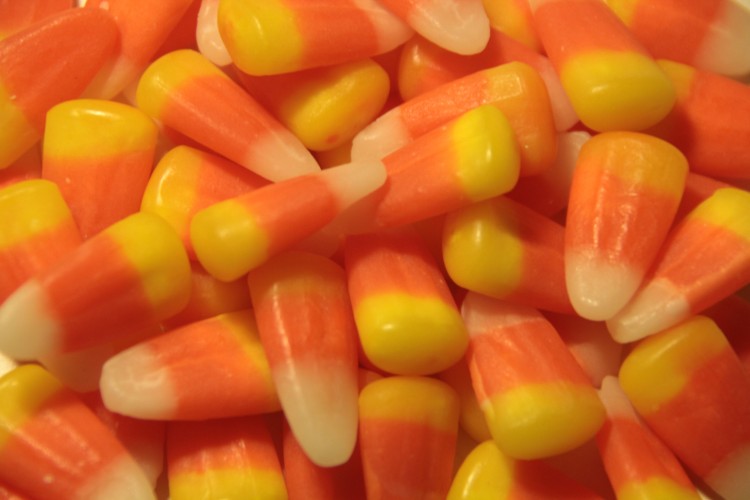 Simple candy experiments can turn your Halloween candy collection into engaging learning materials. (Stephanie Lam/The Epoch Times) Simple candy experiments can turn your Halloween candy collection into engaging learning materials. (Stephanie Lam/The Epoch Times)