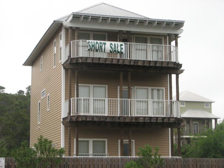 A house in Santa Rosa Beach, Florida, displays a short sale banner to attract buyers looking for a sale. (Adam Miller/The Epoch Times) A house in Santa Rosa Beach, Florida, displays a short sale banner to attract buyers looking for a sale. (Adam Miller/The Epoch Times)