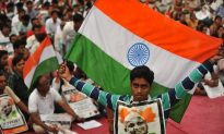 Thousands Fast in India to Fight Corruption