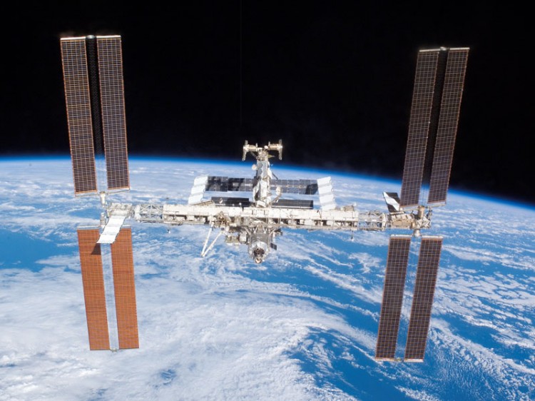 NASA's new service notifies its subscribers about the opportunities to see the International Space Station right above their homes. (STS-117 Shuttle Crew/NASA) NASA's new service notifies its subscribers about the opportunities to see the International Space Station right above their homes. (STS-117 Shuttle Crew/NASA)