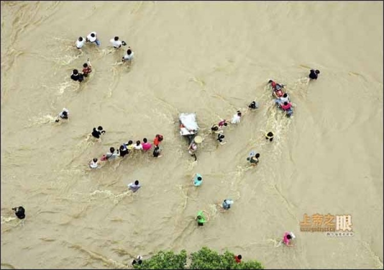 June 20, the flooded street of Lanxi city, Zhejiang. (From godeyes.cn) June 20, the flooded street of Lanxi city, Zhejiang. (From godeyes.cn)