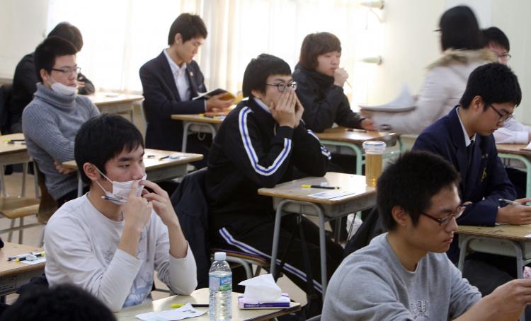 South Korean students prepare to take a standardised exam for college entrance at a high school in Seoul on Nov. 12, 2009. (CHUN YOUNG-HAN/AFP/Getty Images)