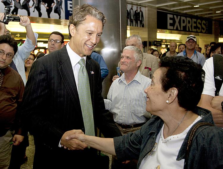 Nominee for the Republican candidate for governor Rick Lazio shakes hands at Penn Station on Tuesday afternoon. (Henry Lam/The Epoch Times) Nominee for the Republican candidate for governor Rick Lazio shakes hands at Penn Station on Tuesday afternoon. (Henry Lam/The Epoch Times)