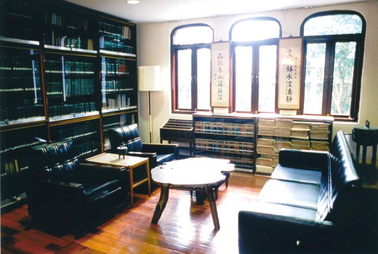 A shot of Lin Yutang's main study room, where he would invite guests and compose his works. The bookshelf on the right still holds the manuscript of his mammoth dictionary. (Courtesy of Lin Yutang House) A shot of Lin Yutang's main study room, where he would invite guests and compose his works. The bookshelf on the right still holds the manuscript of his mammoth dictionary. (Courtesy of Lin Yutang House)