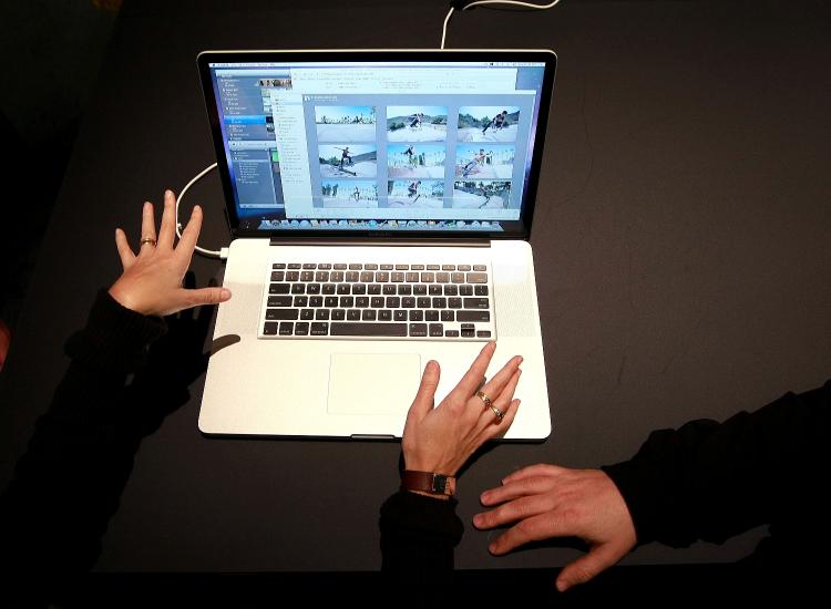 NEW MACBOOK PRO: MacWorld attendees look at a display model of the new MacBook Pro 17-inch laptops during the MacWorld Conference January 6, 2009 at the Moscone Center in San Francisco, California. (Justin Sullivan/Getty Images)