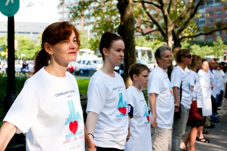 At an event called 'Hand-in-Hand, Remembering 9/11,' people stand in Battery Park at the beginning of a human chain that stretches to Chambers Street on Saturday. (Tara MacIsaac/The Epoch Times) At an event called 'Hand-in-Hand, Remembering 9/11,' people stand in Battery Park at the beginning of a human chain that stretches to Chambers Street on Saturday. (Tara MacIsaac/The Epoch Times)