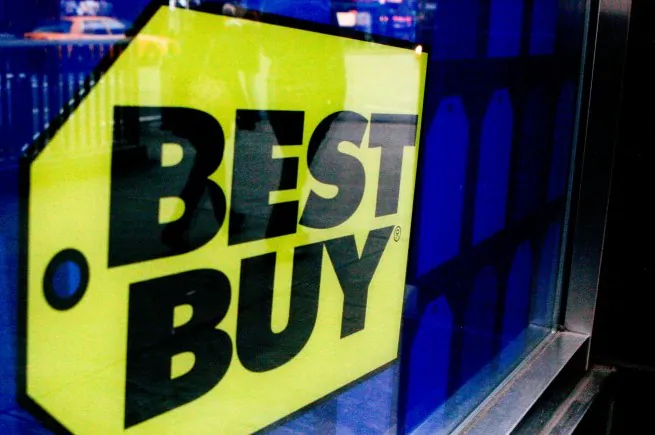 Best Buy on the corner of 23rd Street and Sixth Avenue on Thursday. (Tara MacIsaac/The Epoch Times) 