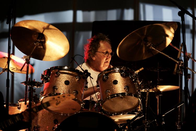 Mitch Mitchell, a British drummer best known for his work backing definitive guitar player Jimi Hendrix, has passed away. (Dave Hogan/ Getty Images) Mitch Mitchell, a British drummer best known for his work backing definitive guitar player Jimi Hendrix, has passed away. (Dave Hogan/ Getty Images)