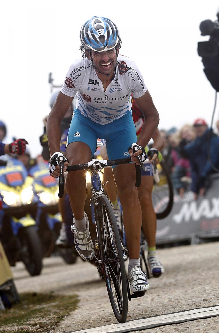 Ezequiel Mosquera crosses the finish line of Stage 20 of the 2010 Vuelta a España with Vincenzo Nibali right behind him. (Jaime Reina/AFP/Getty Images) Ezequiel Mosquera crosses the finish line of Stage 20 of the 2010 Vuelta a España with Vincenzo Nibali right behind him. (Jaime Reina/AFP/Getty Images)