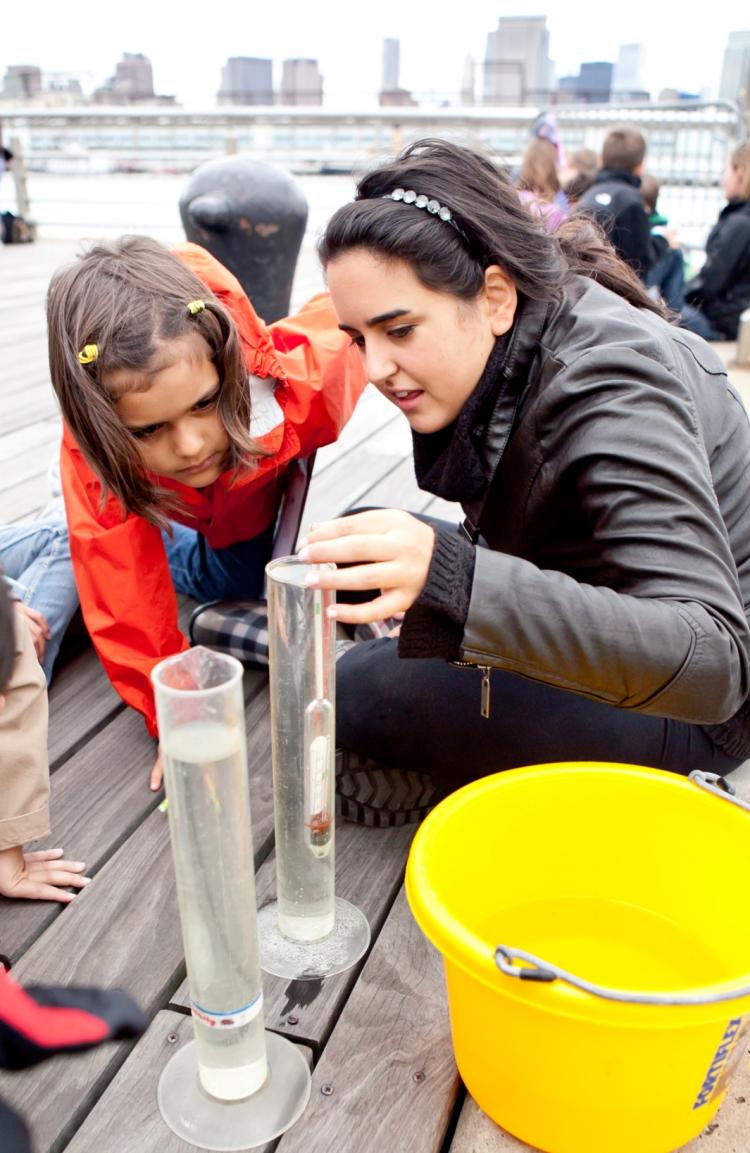 ON THE HUDSON: Students were field-sampling on the Hudson River on World Water Monitoring Day and National Estuaries Day on Thursday. Young New Yorkers had the chance to experience hands-on how to use lab equipment for measuring water quality and chemistry, observing tides, weather, and fauna. (The Epoch Times) ON THE HUDSON: Students were field-sampling on the Hudson River on World Water Monitoring Day and National Estuaries Day on Thursday. Young New Yorkers had the chance to experience hands-on how to use lab equipment for measuring water quality and chemistry, observing tides, weather, and fauna. (The Epoch Times)