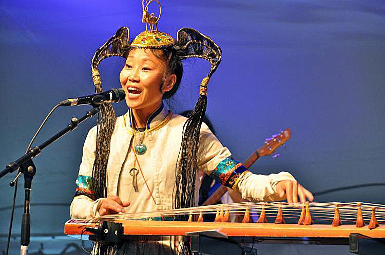 Namgar Lkhasaranova as she sings and plays the yatag, a traditional Mongolian instrument. (Pam McLennan/Epoch Times)